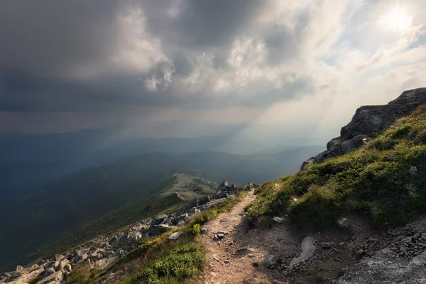 Panorama de colinas de montanha no pôr do sol nublado — Fotografia de Stock