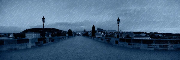 Panorama du pont Charles la nuit des pluies — Photo