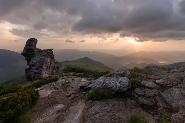 Panorama de amanhecer de montanha nublado — Fotografia de Stock