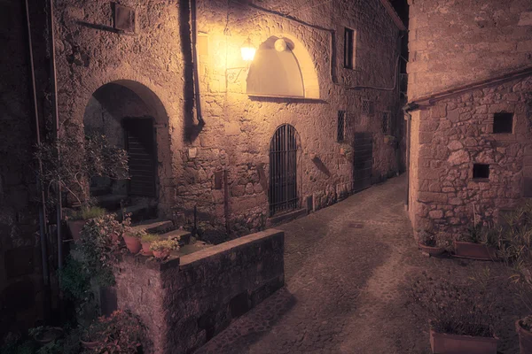 Ciudad medieval calle por la noche — Foto de Stock