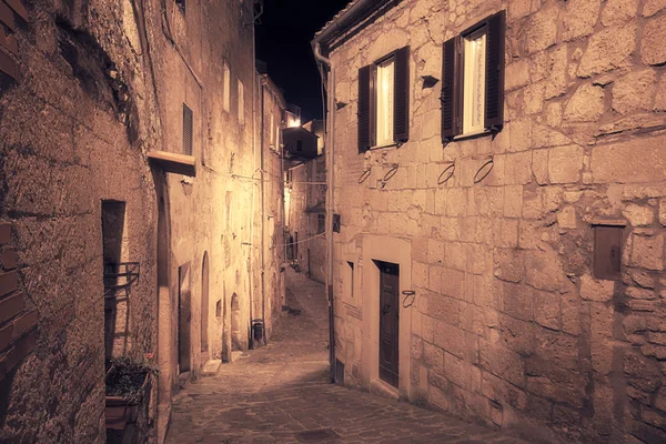 中世纪的古镇街在晚上 — 图库照片