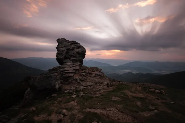 Nascer do sol nublado sobre montanha rochosa — Fotografia de Stock