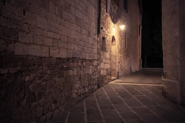 Oude Europese straat na het donker — Stockfoto