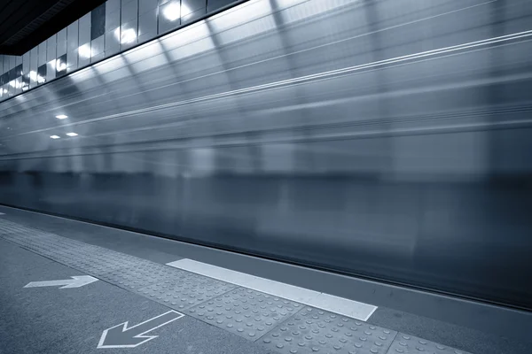 Stazione della metropolitana con movimento del treno — Foto Stock