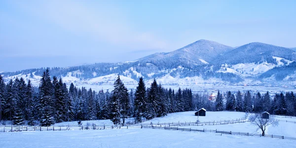 Paesaggio montano invernale — Foto Stock