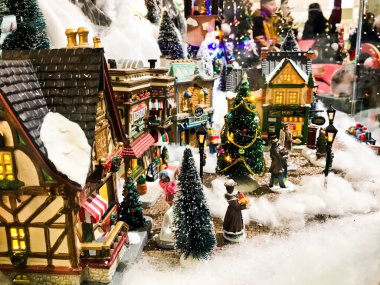 Yeni yıl manzarası. Vitrin için minyatür. Bahçedeki köknar dalları. Yılbaşı ağaçları altın çelenkler ve toplarla süslenir..