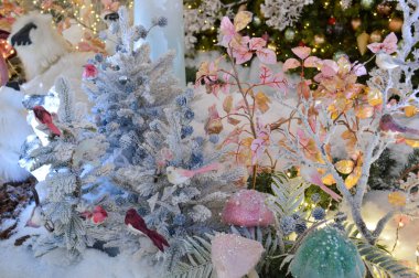 Süslü ağaçlı odaksız ışıkların altın rengi Noel arkaplanı.