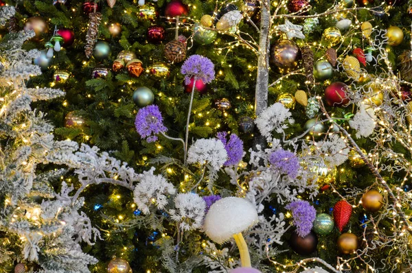 Árvore Natal Decorada Com Bugigangas Luzes Conceito Celebração Ano Novo — Fotografia de Stock