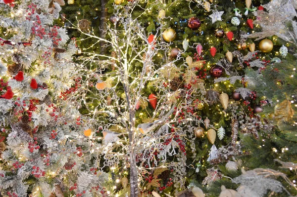 Juguetes Navidad Bolas Rojas Blancas Con Luces Árbol Navidad Ramas — Foto de Stock