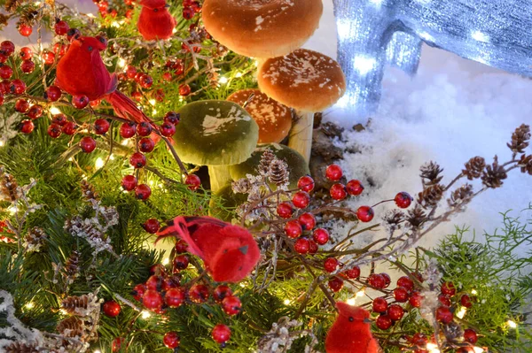 Funghi Bacche Rosse Neve Gelo Sfondo Blu Natale Immagine Artistica — Foto Stock