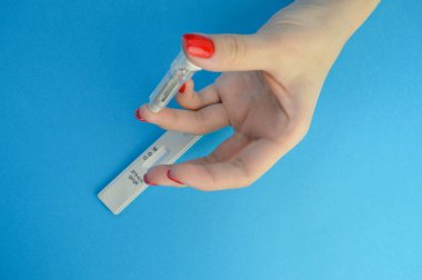 İgm ve IgG antikorları için COVID-19 testi yapın. Yeni Coronavirus SARS-CoV-2, Covid-19. Eldivendeki sıhhiyeciler kan yükler..