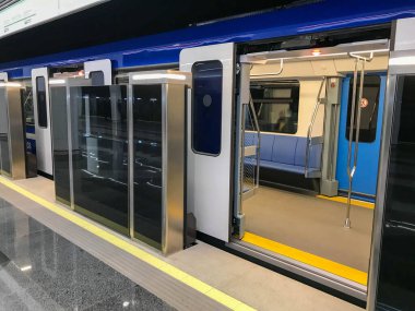 Güvenliği arttırılmış metro. Yeni metro istasyonları. Çifte güvenlik, trene girmeden önce otomatik kapılar. Yolcu alımı. Arabanın içinde rahat koltuklar ve tırabzanlar var..