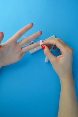 Doktorun beyaz masa üstünde test için hastanın kanını aldığı kesme sahnesi..