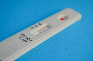 COVID-19 için hızlı test kullanarak negatif test sonucu. Hızlı antikor testi. Antijenlerin COVID-19 hastalığını tespit etmek için laboratuvar antikor testleri yapıyor..