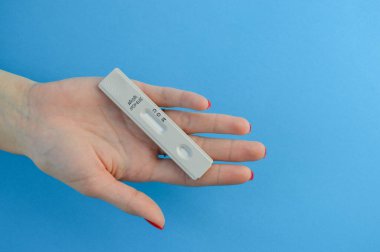 İgm ve IgG antikorları için COVID-19 testi yapın. Yeni Coronavirus SARS-CoV-2, Covid-19. Eldivendeki sıhhiyeciler testi tutuyor..