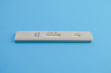 Novel Coronavirus, SARS-CoV-2 'ye IgM ve IgG antikorlarının tespiti için yapılan hızlı laboratuvar COVID-19 testi pozitif sonuç verdi. Yeni patojene karşı bağışıklık sistemi salgınlara neden oluyor.