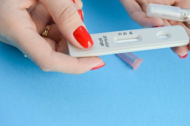COVID-19 için hızlı test kullanarak negatif test sonucu. Hızlı antikor testi. Antijenlerin COVID-19 hastalığını tespit etmek için laboratuvar antikor testleri yapıyor..