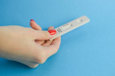 SARS-CoV-2 virüsü testi yaptıran genç bir kız..