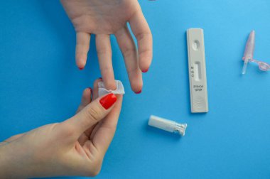 COVID-19 için hızlı test kullanarak pozitif test sonucu, hızlı antikor testi. Antijenlerin COVID-19 hastalığını tespit etmek için laboratuvar antikor testleri yapıyor..