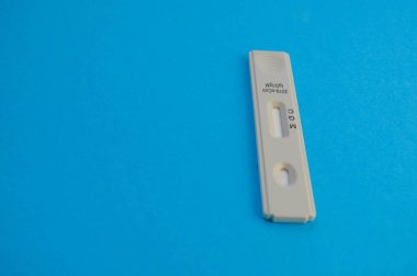 Coronavirus SARS-CoV-2 evde test ediliyor. COVID-19 Coronavirus için hızlı test kaseti. Elinde hızlı test kitleri tutan bir adam. Coronavirüs antikor testi.