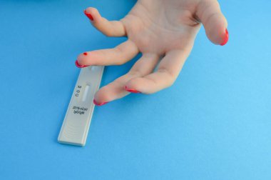 Kadın Labaratuar İşçisi Kan Etiketli Coronavirüs COVID-19 Hastalığının Test Tüpünü Tutuyor.