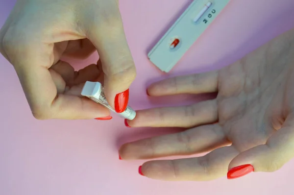 기술자 Ems 코로나 바이러스 Covid 세계적 전염병 발병을 사용하여 손가락을 — 스톡 사진