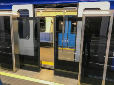 Yeni, güzel, modern bir metro istasyonunda modern bir yüksek hızlı tren ve arabaya açılan koruyucu cam sürgülü kapılar..