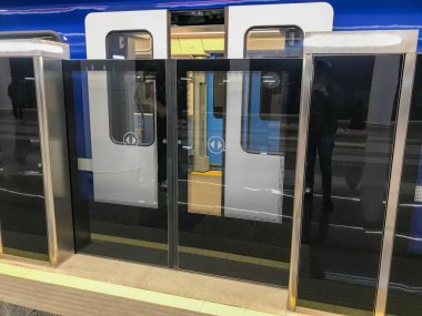Yeni, güzel, modern bir metro istasyonunda modern bir yüksek hızlı tren ve arabaya açılan koruyucu cam sürgülü kapılar..