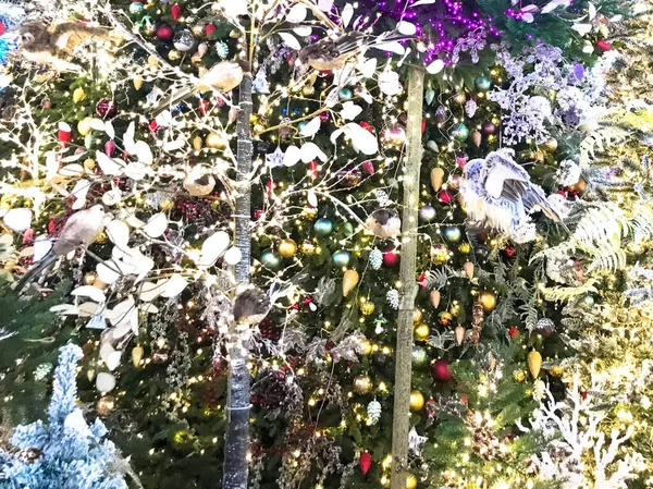 Świąteczne Dekoracje Choince Drzewo Centrum Handlowym Pięknie Zdobione Kulkami Girlandami — Zdjęcie stockowe
