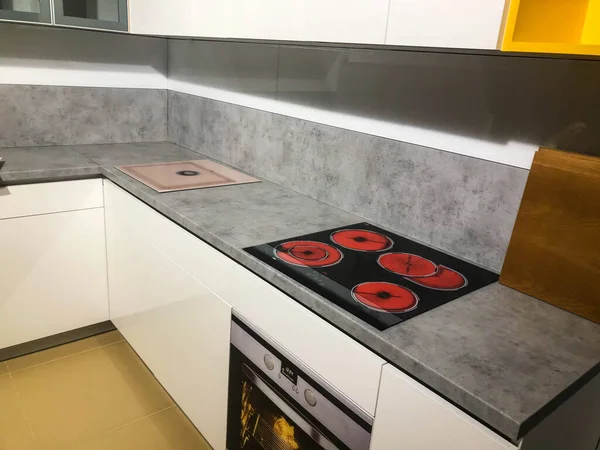 Stilvolle Graue Küche Markensalon Küche Mit Elektroherd Weiße Fronten Steinarbeitsplatte — Stockfoto