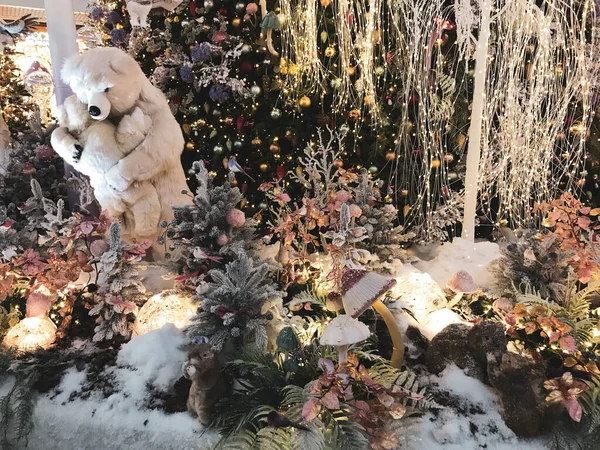 Decorações Natal Urso Polar Brinquedo Fica Lado Uma Árvore Natal — Fotografia de Stock