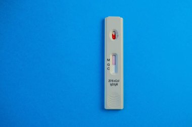 COVID-19 için hızlı test kullanarak pozitif test sonucu, hızlı antikor testi. Antijenlerin COVID-19 hastalığını tespit etmek için laboratuvar antikor testleri yapıyor..