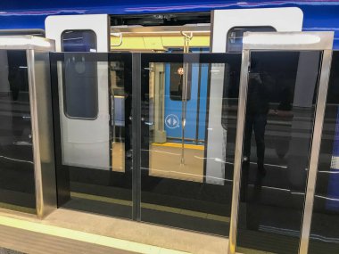 Güvenliği arttırılmış metro. Yeni metro istasyonları. Çifte güvenlik, trene girmeden önce otomatik kapılar. yolcu alımı.