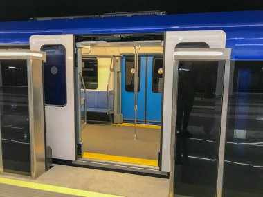 Güvenliği arttırılmış metro. Yeni metro istasyonları. Çifte güvenlik, trene girmeden önce otomatik kapılar. Yolcu alımı. Kapılar açık, çift kapılar açık Yolcuların girmesine izin verin.