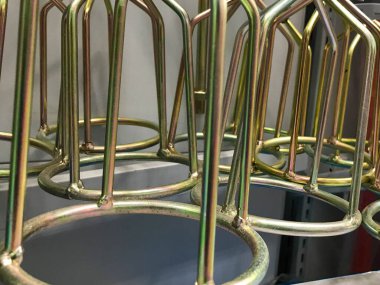 Elektrikli matkap ve mikser ile beton karışımı.