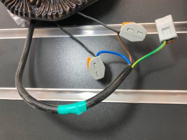 Renkli kablolar elektrik terminaline bağlı..