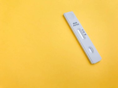 COVID-19 için pozitif hızlı test. IgG + ile geçmiş enfeksiyon anlamına gelir.