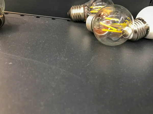 Вид Белых Светодиодных Энергосберегающих Ламп Лежит Черном Фоне — стоковое фото