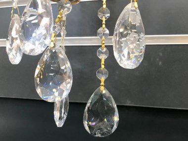 Bokeh arkaplanlı avize üzerindeki kristalin resmini kapat.