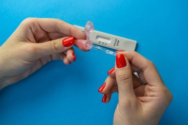 Coronavirus (COVID-19) IgM / IgG Rapid Test Kiti. covid-19 IGM / IGG antikor testi mikrobiyoloji laboratuvarında. Coronavirus hızlı test konsepti tasarımı.