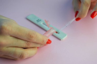 IgM ve IgG antikorları için COVID-19 testi yapın. Yeni Coronavirus Covid-19, hastaların görüşü...