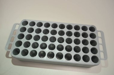 Kan serumu teşhisi için gri kaset. Bir damla kandan enfeksiyon ve hastalıkların saptanması. Kan tahlili yapılırken yapılmış. tıbbi laboratuvar ekipmanları.