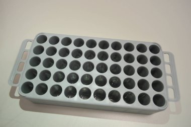 Kan serumu teşhisi için gri kaset. Bir damla kandan enfeksiyon ve hastalıkların saptanması. Kan tahlili yapılırken yapılmış. tıbbi laboratuvar ekipmanları.