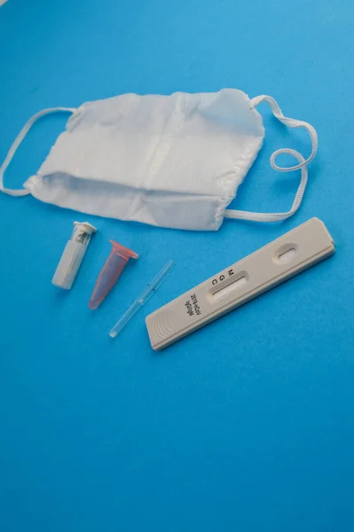 抗体検査 コロナウイルス感染の自己診断ストリップ 試験の隣に使い捨てのマスクと指を貫通するための針 家庭内感染検出キット — ストック写真