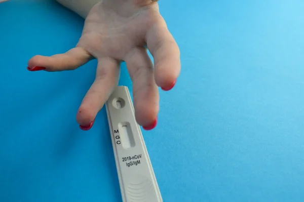Blodprov För Diagnos Coronavirus Testremsa Och Fingerpunktering Blå Matt Bakgrund — Stockfoto