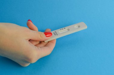 Antikor testi. Koronavirüsü belirlemek için bir kan testi. Kırmızı manikürlü hemşire hastaya kan örneği testi yapıyor. Koronavirüs için kan testi.