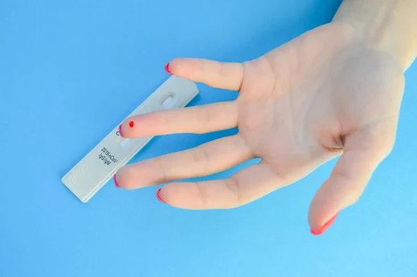 Análisis Sangre Para Diagnóstico Coronavirus Una Chica Con Una Manicura — Foto de Stock