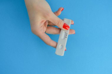 Koronavirüs teşhisi için test sistemi. Evde bir parmak izi testi. Koronavirüsün tıbbi teşhisi. Hasta bağlantılarını sınırlamak için karantina.