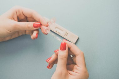 Tıbbi prosedür. Koronavirüs teşhisi için bir damla kan. Bir parmaktan kılcal kan. Parmak deliği için pembe mızrak. Enfeksiyon teşhisi için kan alımı.