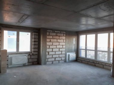 Yeni bir apartmanın yeni stüdyo dairesi tamir edilmemiş. Tek çerçeveli bir evde. Duvarları gaz silikat bloklarından yapılmış..